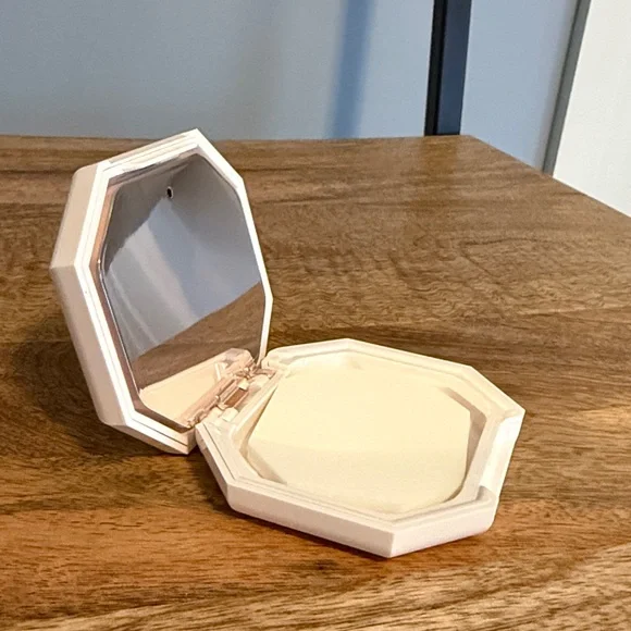 Fenty Beauty Pro Filt'r Soft Matte Foundation Shade 120 (fair neutral) - Picture 4 of 4